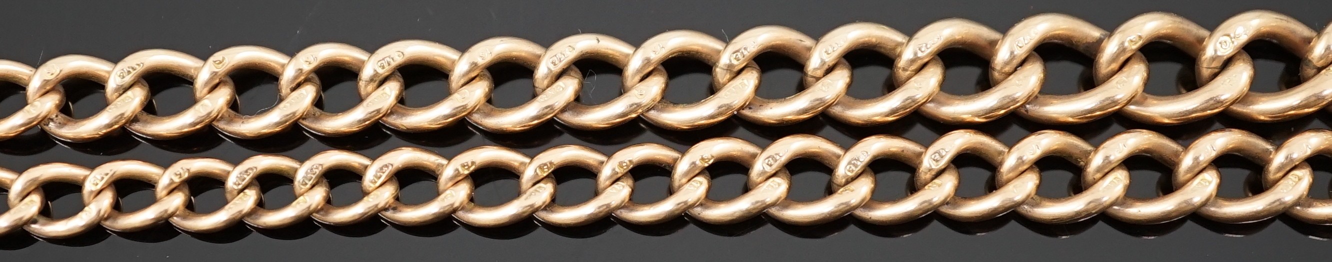 An early 20th century 9ct gold graduated curblink albert, with T-bar